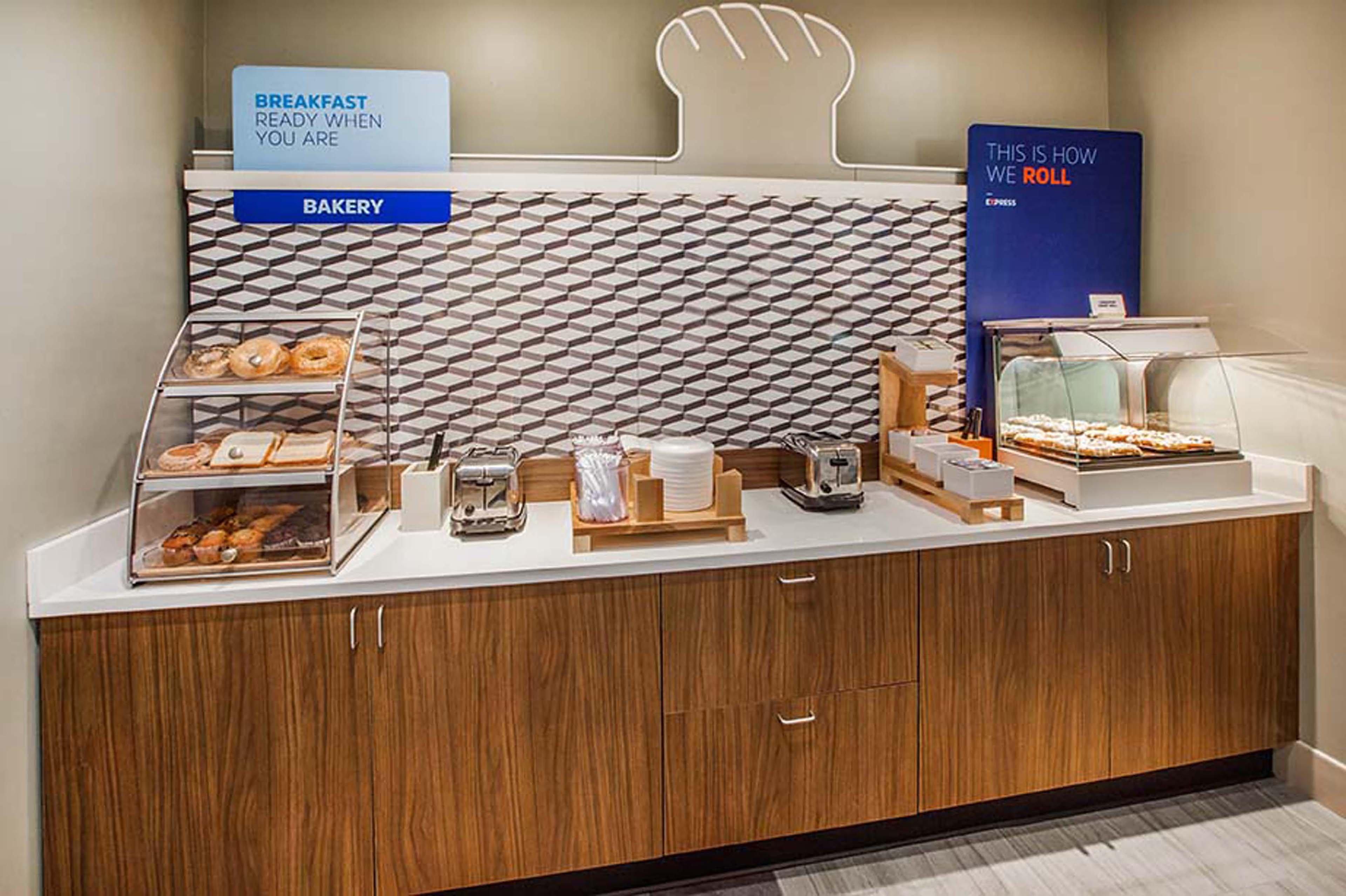 Holiday Inn Express Ontario By Ihg Creekside Экстерьер фото