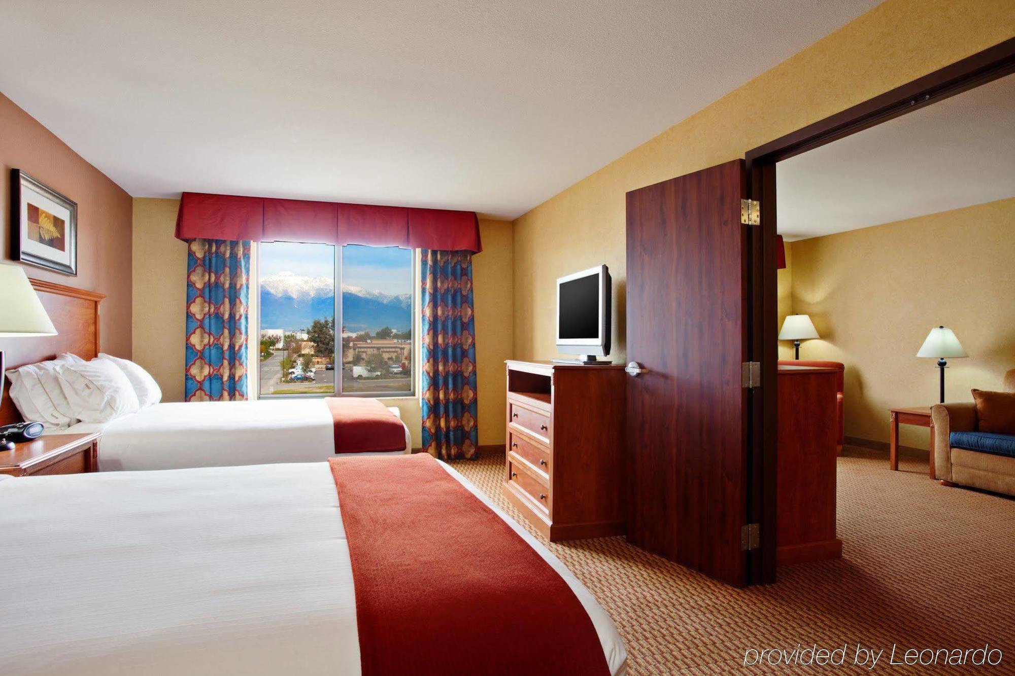 Holiday Inn Express Ontario By Ihg Creekside Экстерьер фото