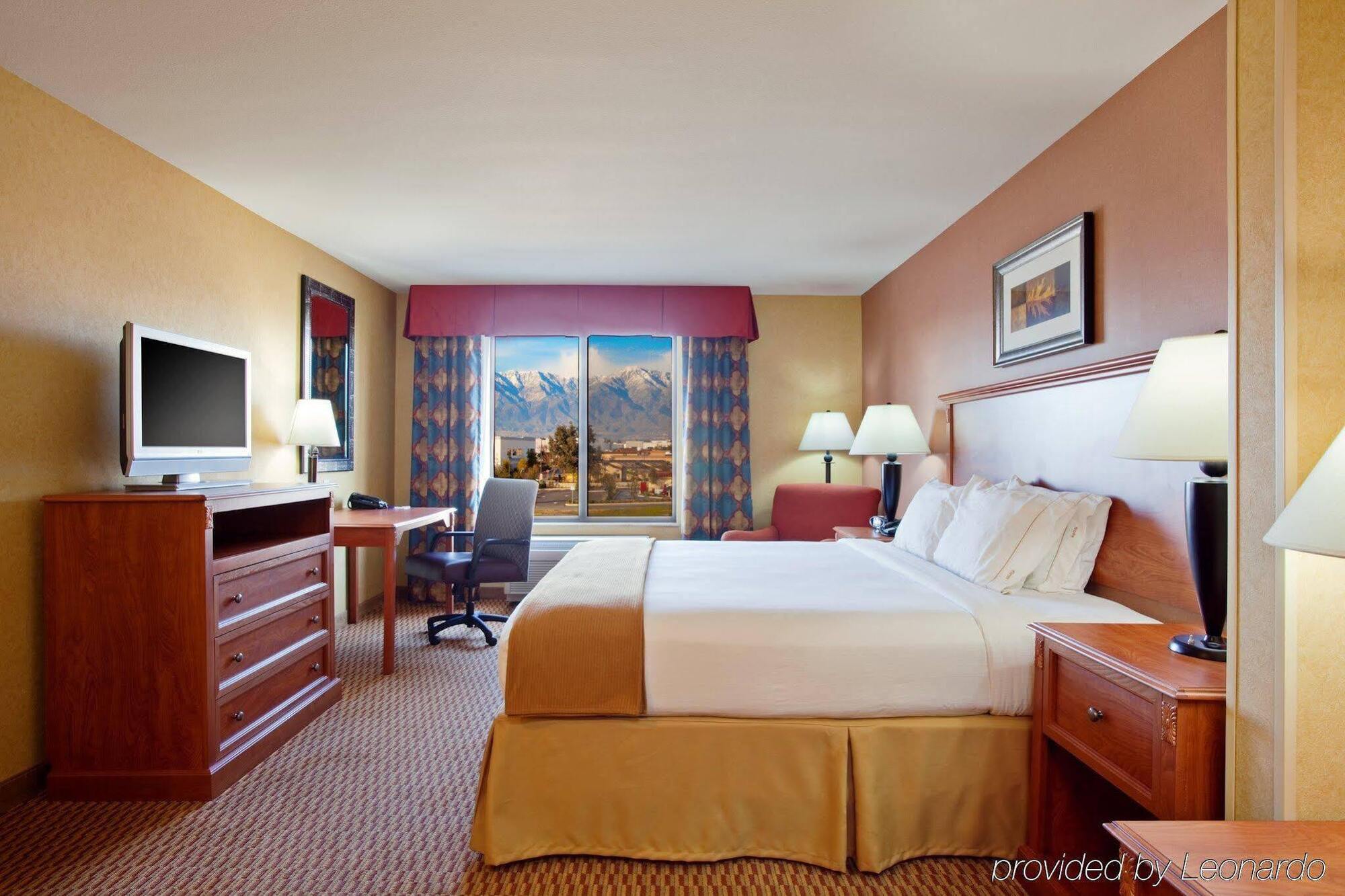 Holiday Inn Express Ontario By Ihg Creekside Экстерьер фото